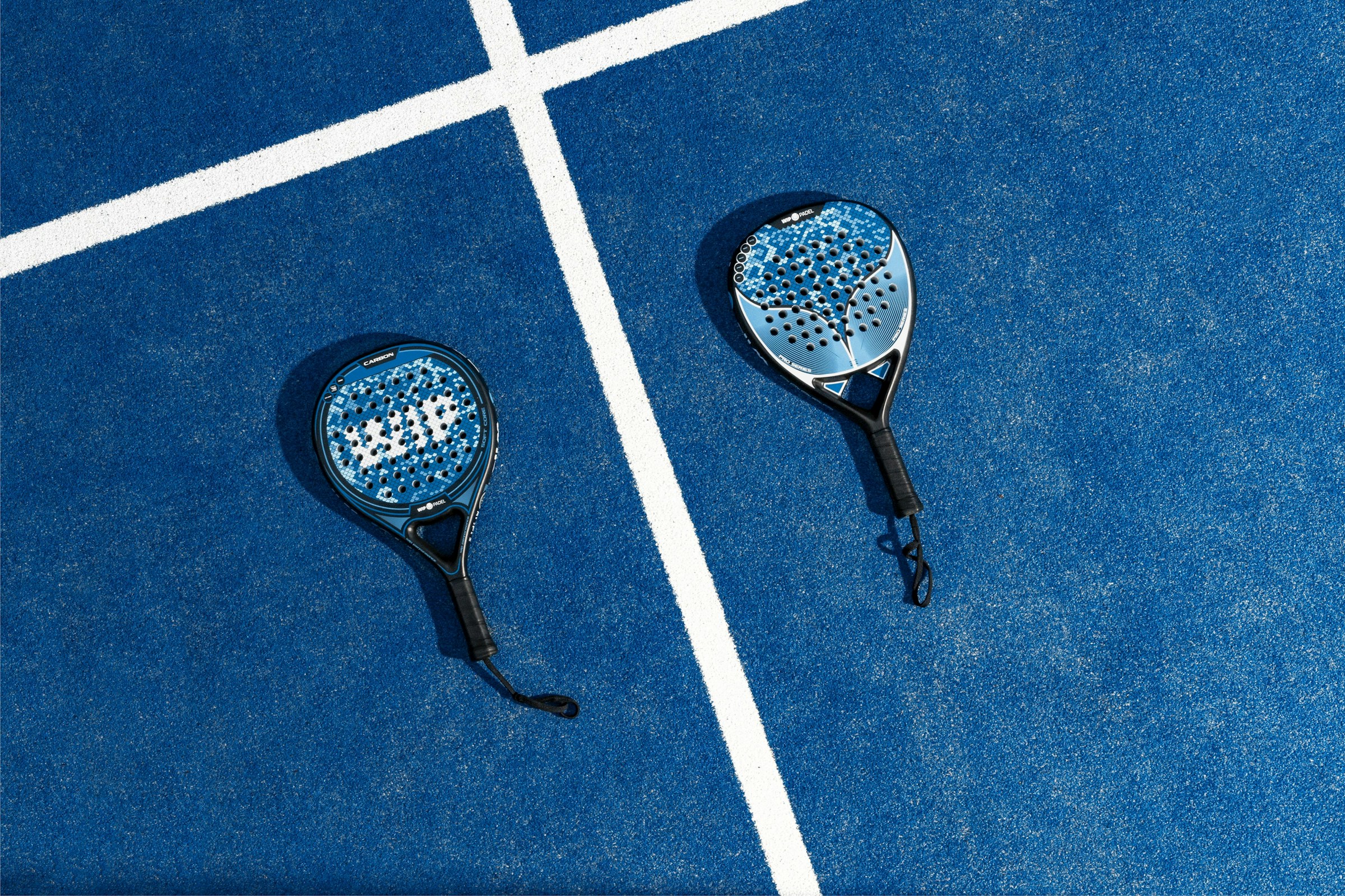 Raquettes de padel sur un terrain bleu